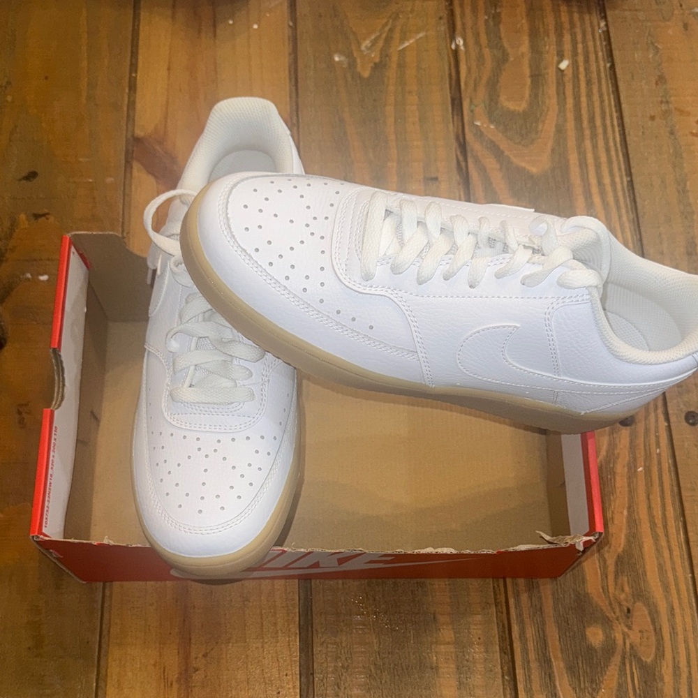 NIKE COURT VISON LOW WHITE LOW! NEW IN BOX! size 8.5 and 8